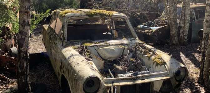 En bilkyrkogård välsignas medan ett dumpat vrak i Sjömarken förbannas