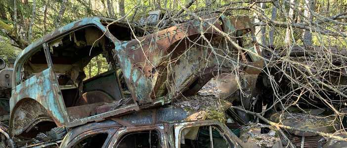 En bilkyrkogård välsignas medan ett dumpat vrak i Sölvesborg förbannas
