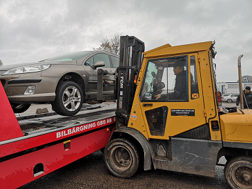 Äldre Fiat-1400 i Uddevalla når inte bilskrot för återvinning