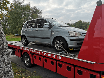Bilskrot i Uddevalla utvecklar total återvinning av utrangerade Skoda-Sedan