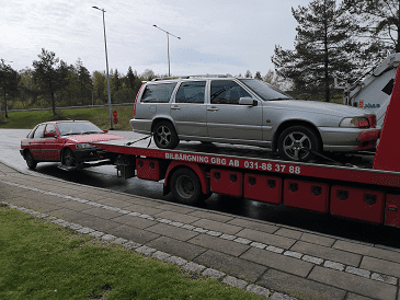 Uttjänta Volvo V70 når inte bilskrot i Trollhättan