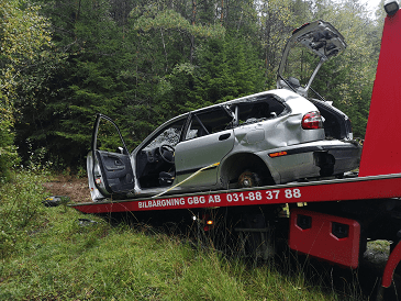 Till slut når fordonet en bilskrot i Trollhättan