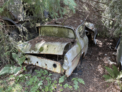 Övergivna Opel-Commodore saneras och återvinns av bilskrot i Angered