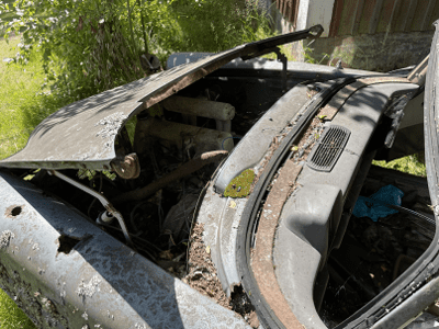 Bilskrot i Angered samlar in utrangerade Toyota-Carina med ersättning