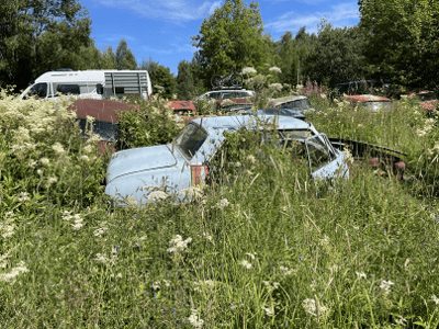En behörig bilskrot i Angered återvinner och ersätter utrangerade Toyota-Celica