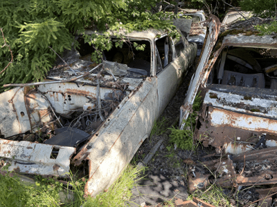 En godkänd bilskrot i Angered hämtar och återvinner utrangerade Toyota-Corolla