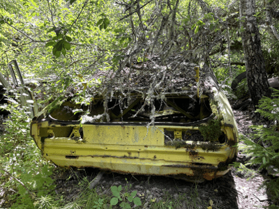 En kasserad Mazda-121 återvinns med ersättning av bilskrot i Mölndal