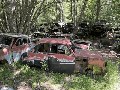 En övergiven Mazda-323 ger återbäring från bilskrot i Mölndal