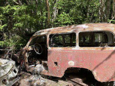 Biltjuvar har stulit från en Volvo Duett från bilkyrkogården