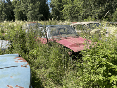 En kasserad Nissan-Maxima återvinnes med ersättning av bilskrot i Trollhättan