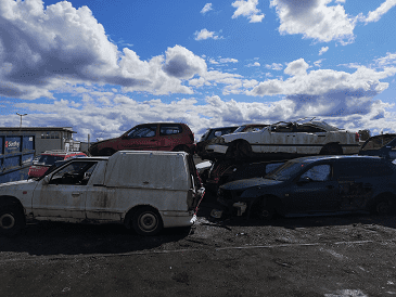 En förbrukad Honda-Prelude återvinnes genom bildemontering i Stenungsund