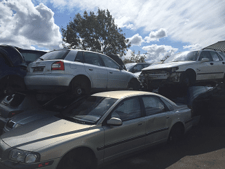 Lancia-Kappa i ständig kretsgång genom bilskrot i Uddevalla