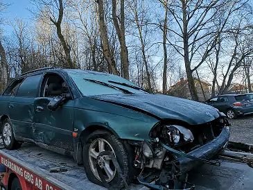 Lönsamt att lämna utrangerade Lancia-Phedra till bilskrot i Uddevalla