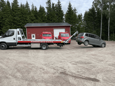 Bilskrot i Sävedalen bärgar bort bil från diket