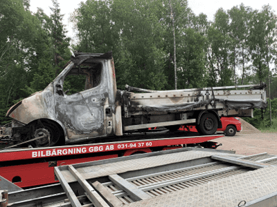 Bilskrot i Fjärås hämtar brunnen bil