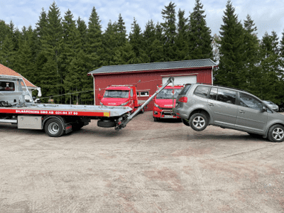 Bilskrot i Kungälv bärgar upp bil från diket