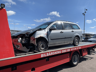 Bilskrot i Kungsbacka fraktar krockad bil till återvinning