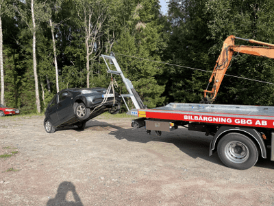 Bilskrot i Uddevalla bärgar upp bil från diket