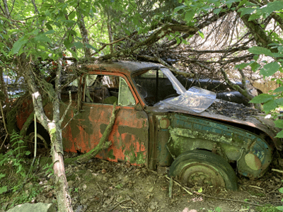 Bilskrot med återvinning av uttjänta fordon i Uddevalla