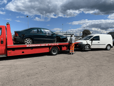 En Volvo till bilskrot efter krock i Uddevalla