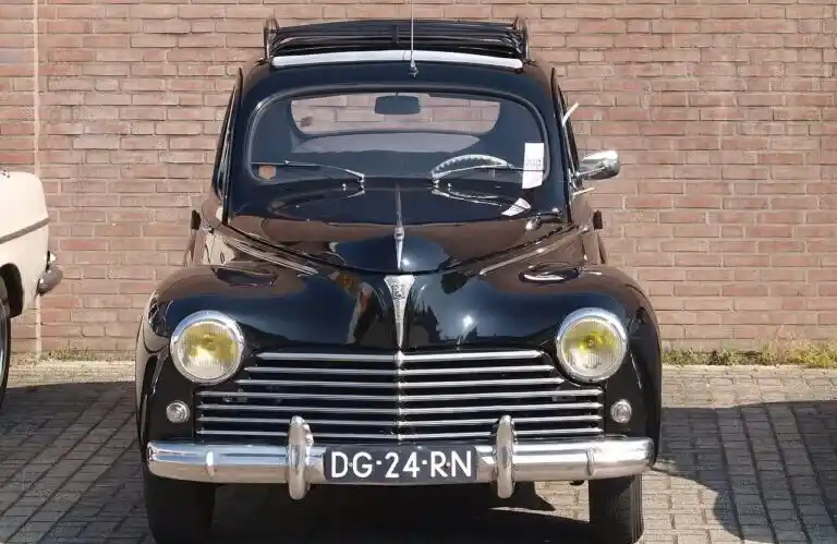 Peugeot 203 sedan av 1953 års modell, märkets första efterkrigsbil