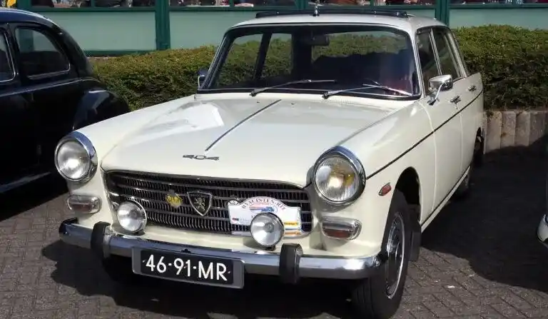 Peugeot 404 sedan av 1970 års modell, formgiven av Pininfarina