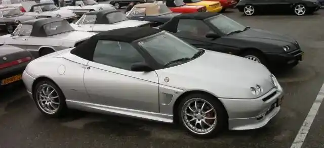 Alfa Romeo Spider av typ 916, systermodellen till GTV-coupén