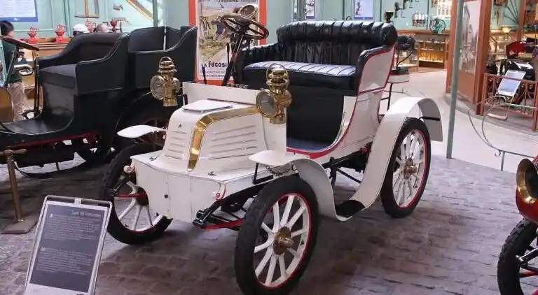 Historiska Peugeoter i museet Aventure Peugeot i Sochaux
