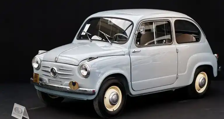 Ljusblå Fiat 600 från 1956, Fiats första bil med svansmotor