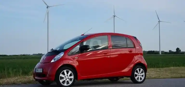 Peugeot iOn elbil framför vindkraftverk