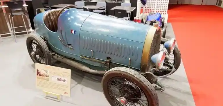 Bugatti Type 13 från 1925, märkets första produktionsmodell, utställd på Rétromobile 2017