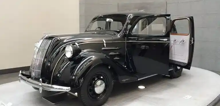 Toyota Model AA från 1936, märkets första serietillverkade personbil med strömlinjeformad kaross