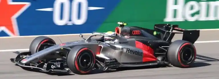 Gabriel Bortoleto i Audi R26 under kvalet till kinesiska Grand Prix 2026