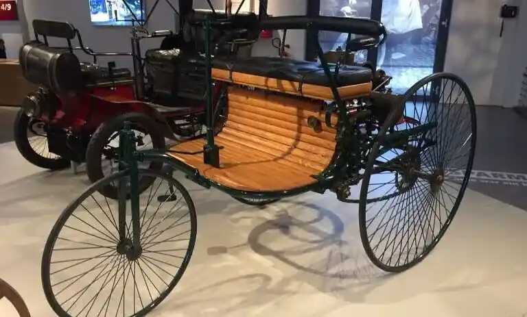 Replika av Benz Patent-Motorwagen från 1886 på Deutsches Technikmuseum i Berlin – världens första bil med förbränningsmotor